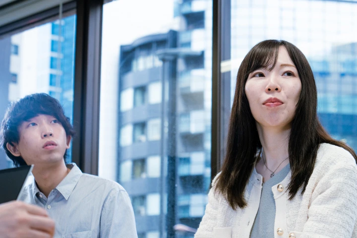 メディアキャストの社員の2名の男性と女性が正面を向いている