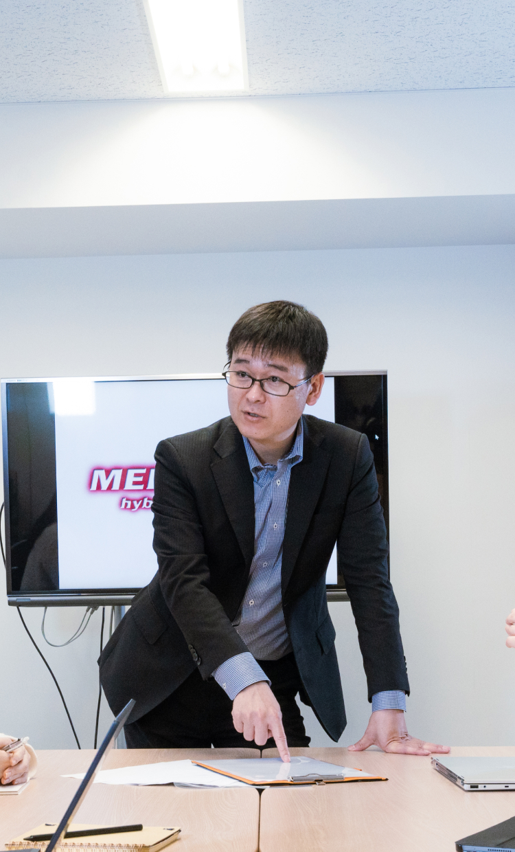 メディアキャストの社員男女4名が会議室で打合せをしている
