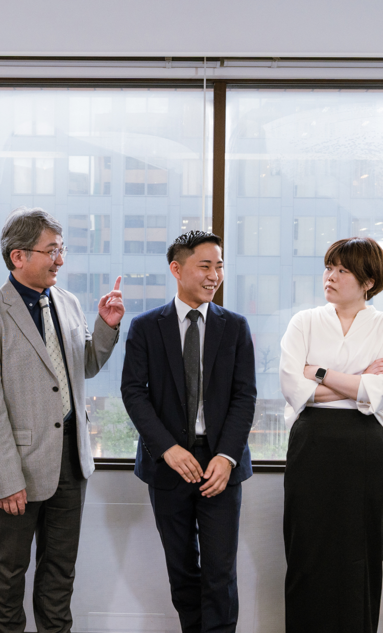 メディアキャストの社員男女6名が談笑している