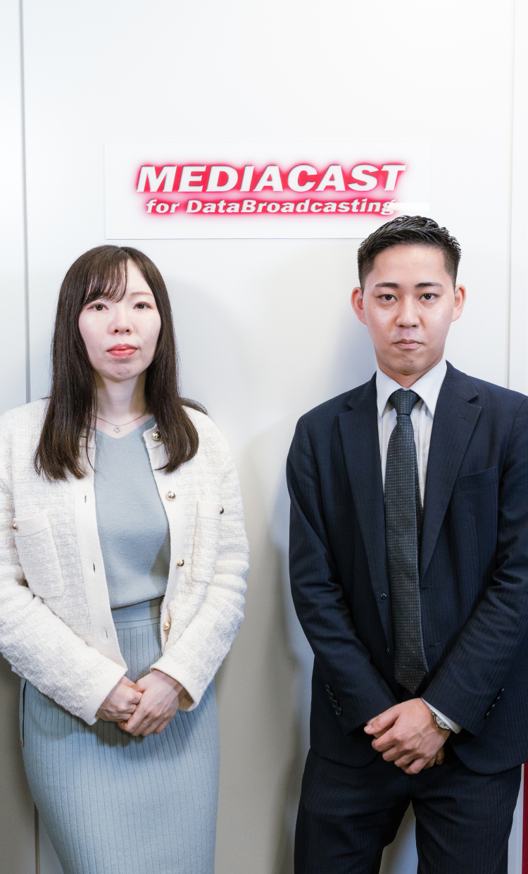 メディアキャストの社員男女4名が受付の待合室で談笑している