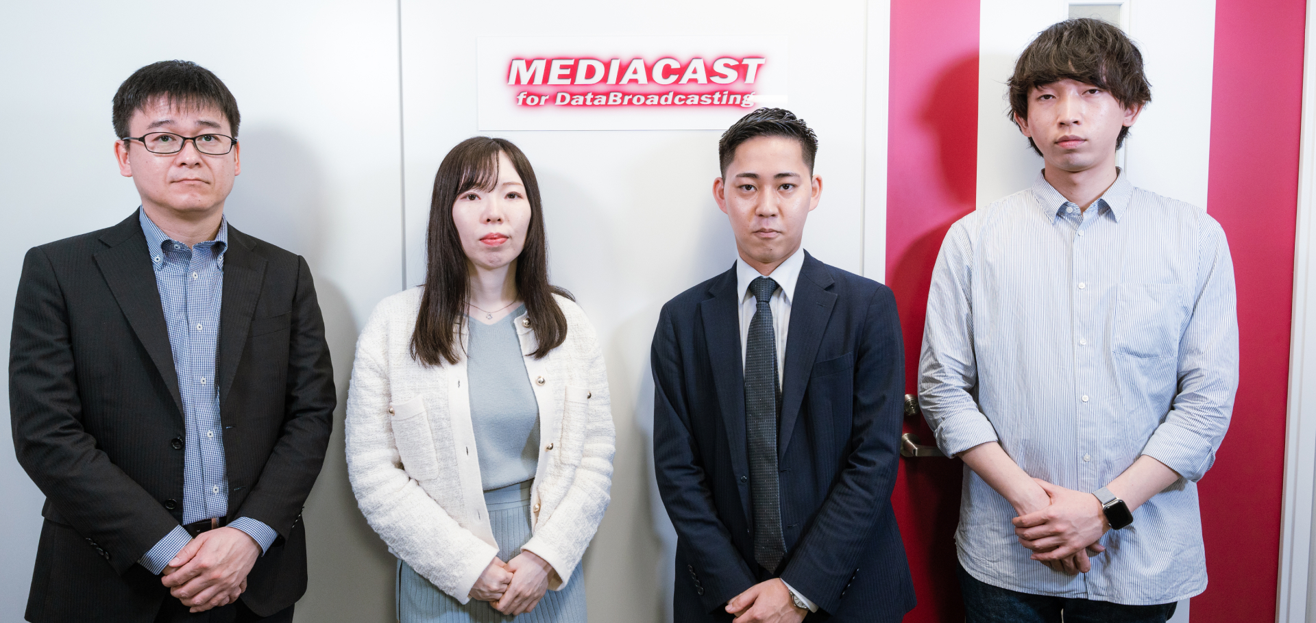 メディアキャストの社員男女4名が受付の待合室で談笑している